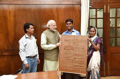Carpenter gifts Gita carved in wood to Narendra Modi