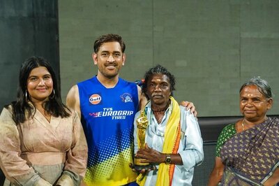 MS Dhoni Poses With Oscar Trophy; Meets Bomman, Bellie, Kartiki Gonsalves With Ziva; Video Goes Viral