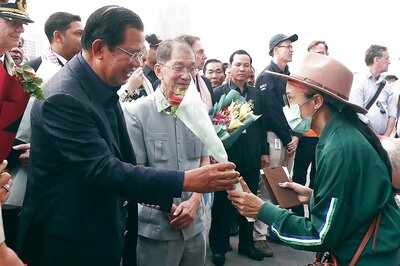 Castaway Cruise Barred by 4 Countries Amid Coronavirus Fears Welcomed with Roses in Cambodia