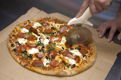 Pilot orders pizzas for passengers on delayed flight