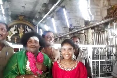 Jawan Actor Yogi Babu Visits Subramania Swamy Temple In Tiruchendur