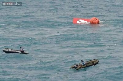 Indonesian search team raises tail of crashed AirAsia plane, no black box found
