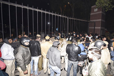 JNU Students’ Union Accuses VC of Being a ‘Mobster’, Says Sunday Violence Result of His Desperation