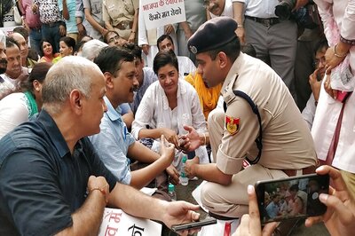CCTV Row: CM Arvind Kejriwal, Colleagues Sit on 'Dharna' Near L-G Anil Baijal's Office