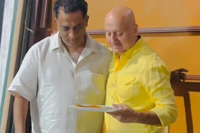 Anupam Kher Records As Anurag Basu Cooks 'Hot And Tempting' Egg Dosa For Him; Watch