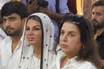 Farah Khan Hugs and Consoles Rakhi Sawant As She Pays Her Last Tribute To Latter's Mom; Watch