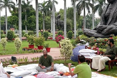 Tandoori Chicken, Idlis Spice Up Oppn Potluck at Parliament Protest But Unity Still Difficult to Digest