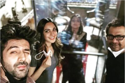 Kartik Aaryan, Kiara Advani Welcome Back Tabu on 'Bhool Bhulaiyaa 2' Set