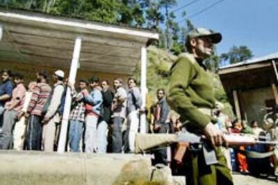 20 hurt in Kashmir grenade attack