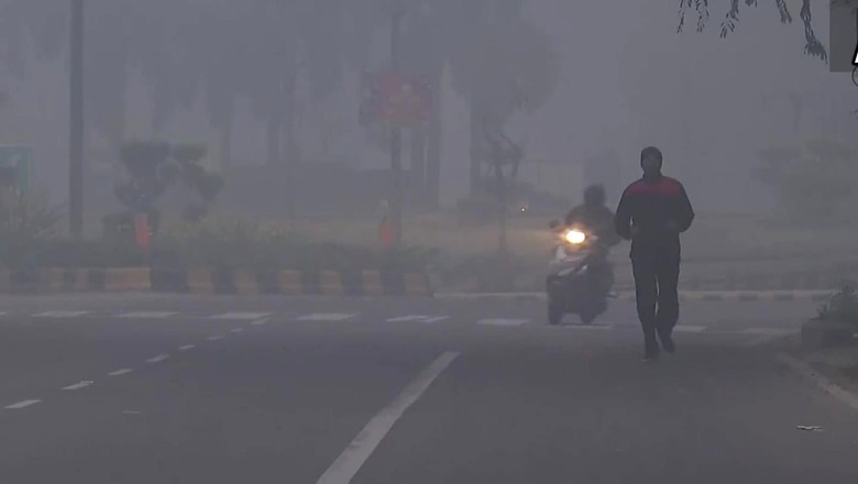 Day Before New Year's Eve, Mercury Dips Further in North India; Dense Fog, Rains Add to Winter Chill