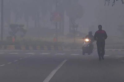 Day Before New Year's Eve, Mercury Dips Further in North India; Dense Fog, Rains Add to Winter Chill