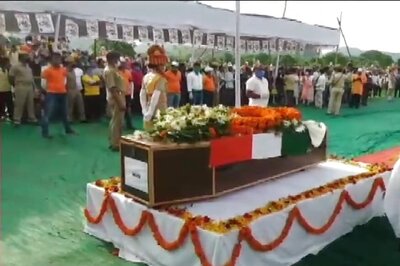 Last Rites of Two Soldiers Killed in Galwan Valley Clash Performed in Odisha, Thousands Join Cortege