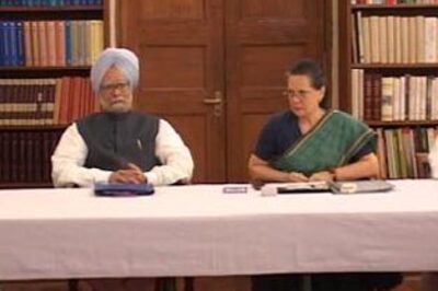 Poll buzz: PM slams Left, Sonia attacks Right