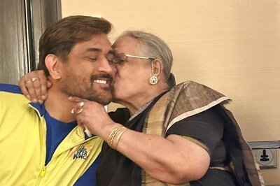 'My Pranams to You': Dhoni Meets Khushbu Sundar's Mother-in-law, Actor-politician Expresses Gratitude
