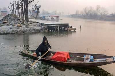 Intense Cold Wave Continues in Kashmir Valley, Dense Fog in Srinagar Affects Normal Life
