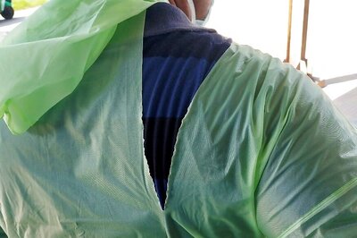 Indian Doctors Fight Coronavirus With Raincoats, Helmets Amid Lack of Equipment: Report