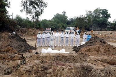 Covid-19 Patient Waited for Bed Outside Delhi Hospital 'Until He Stopped Moving'; Authorities Deny