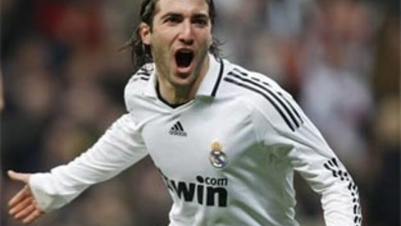 Higuain helps Real Madrid defeat Racing Santander