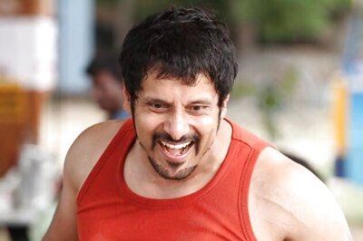 Thaandavam: Vikram flaunts his six pack abs