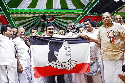 AIADMK Moves HC Against Colours of Dhinakaran's Party Flag
