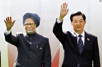 Manmohan Singh, Hu Jintao review bilateral ties
