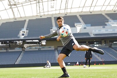 Transfer News: Carlos Vela Re-signs with LAFC as He Aims to Play Alongside Gareth Bale