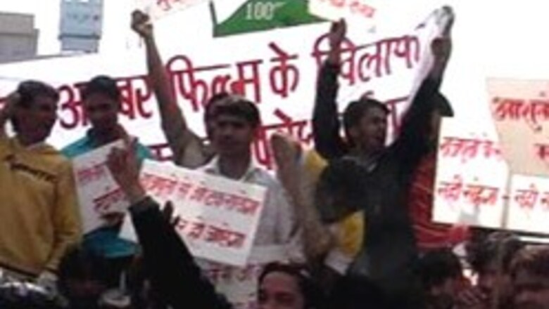 Jodhaa Akbar row spills over to Delhi