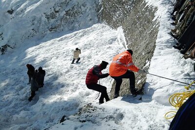 After 11 Die in Kashmir Avalanche, Residents of Border Area March With 'Tunnel Vision'
