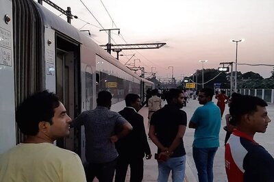 Delhi-bound Vande Bharat Express Stranded at Allahabad Station, Hapless Passengers Tweet for Help