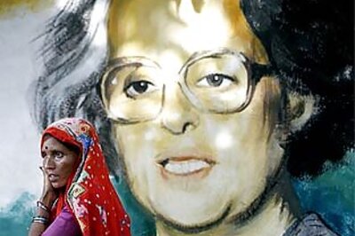 Nation pays homage to Indira Gandhi on birth anniv