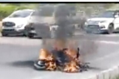 Delivery Boy's E-scooty Catches Fire in Noida, Rider Jumps Off in Time 