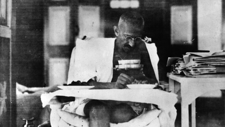 Lata Mangeshkar, Amitabh Bachchan and other Celebrities Remember Mahatma Gandhi