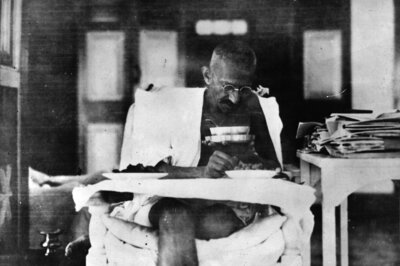 Lata Mangeshkar, Amitabh Bachchan and other Celebrities Remember Mahatma Gandhi
