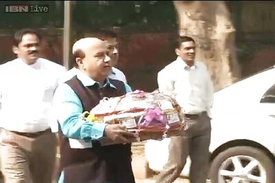 BJP gives Sheila Dikshit a basket of onions as Diwali gift