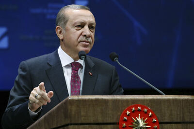 Erdogan, Rival Ince Trade Blows on Eve of Crunch Turkey Presidential Polls