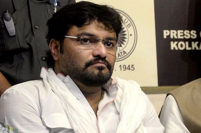 Driver’s Quick Action Saves Babul Supriyo After Volvo Bus Rear-Ends His Car in Delhi