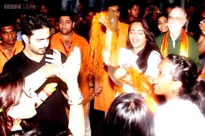 Sonakshi breaks into a jig at Salman's Ganpati visarjan celebrations
