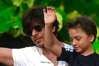 Shah Rukh Khan Sends Refreshments for Fans Waiting Outside Mannat on His Birthday; See Video