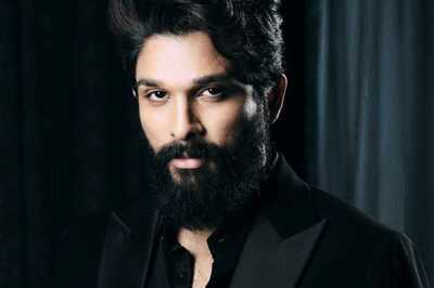 Allu Arjun Casually Walks Down The Streets, Strolls Into a Hyderabad Cafe, Video Goes Viral | Watch