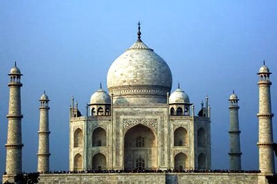 Rain-swollen Yamuna attracts more crowds to Taj Mahal