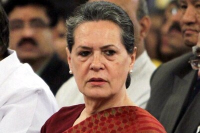 Sonia Gandhi meets Delhi rape victim at AIIMS