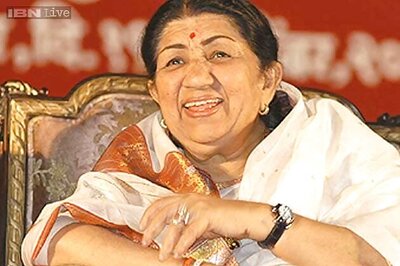 Lata Mangeshkar moved to tears after listening to Amitabh Bachchan's recitation on KBC