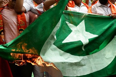 Border Shut After Afghans Burn Pakistani Flag