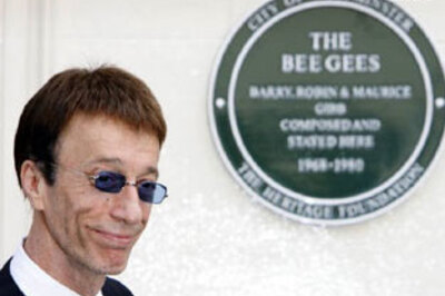 Surviving Bee Gees to reunite for live show