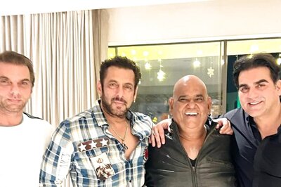 Salman Khan Looks Dashing As He Poses With Satish Kaushik, Arbaaz, and Sohail In Pre New Year Bash Pics