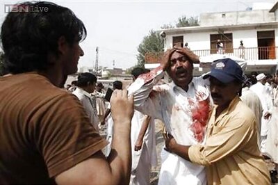 Pakistan church attack: Christians burn Pak flag to protest suicide bombings