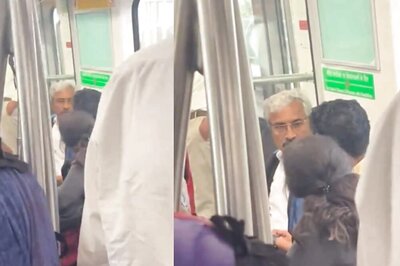 Watch: Argument Over Seat Inside Delhi Metro Takes Ugly Turn, Internet Thinks It's 'Normal'