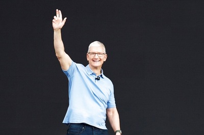 Apple CEO Tim Cook Arrives in Vietnam to Meet Customers And Boost Supplier Ties