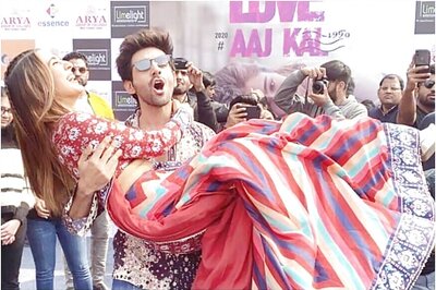 Love Aaj Kal: 5 Times Kartik Aaryan Held Sara Ali Khan in His Arms