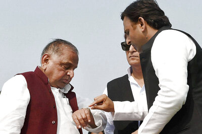 Akhilesh Meets Mulayam, Sends Reconciliation Signals